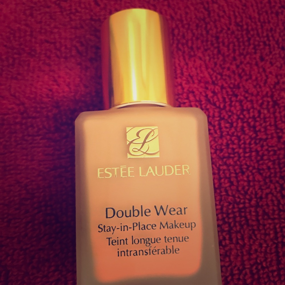Estée Lauder double wear pebble